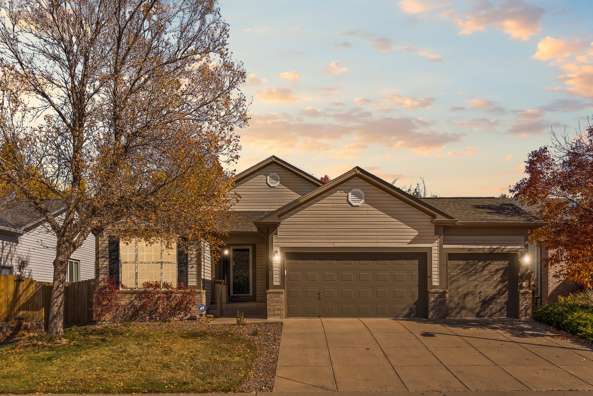 Exterior of 21069 Woodside Lane single-family home in Parker Colorado